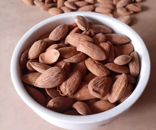 قیمت خرید مغز بادام سنگی + خواص، معایب و مزایا