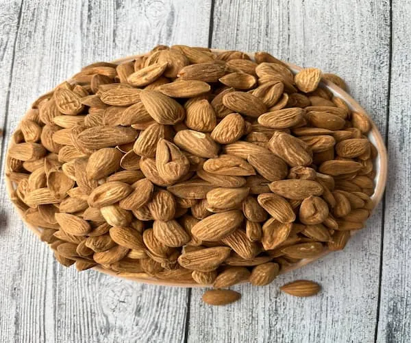 قیمت خرید مغز بادام مامایی + خواص، معایب و مزایا